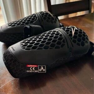 Alpine stars Black Protective Knee Guards